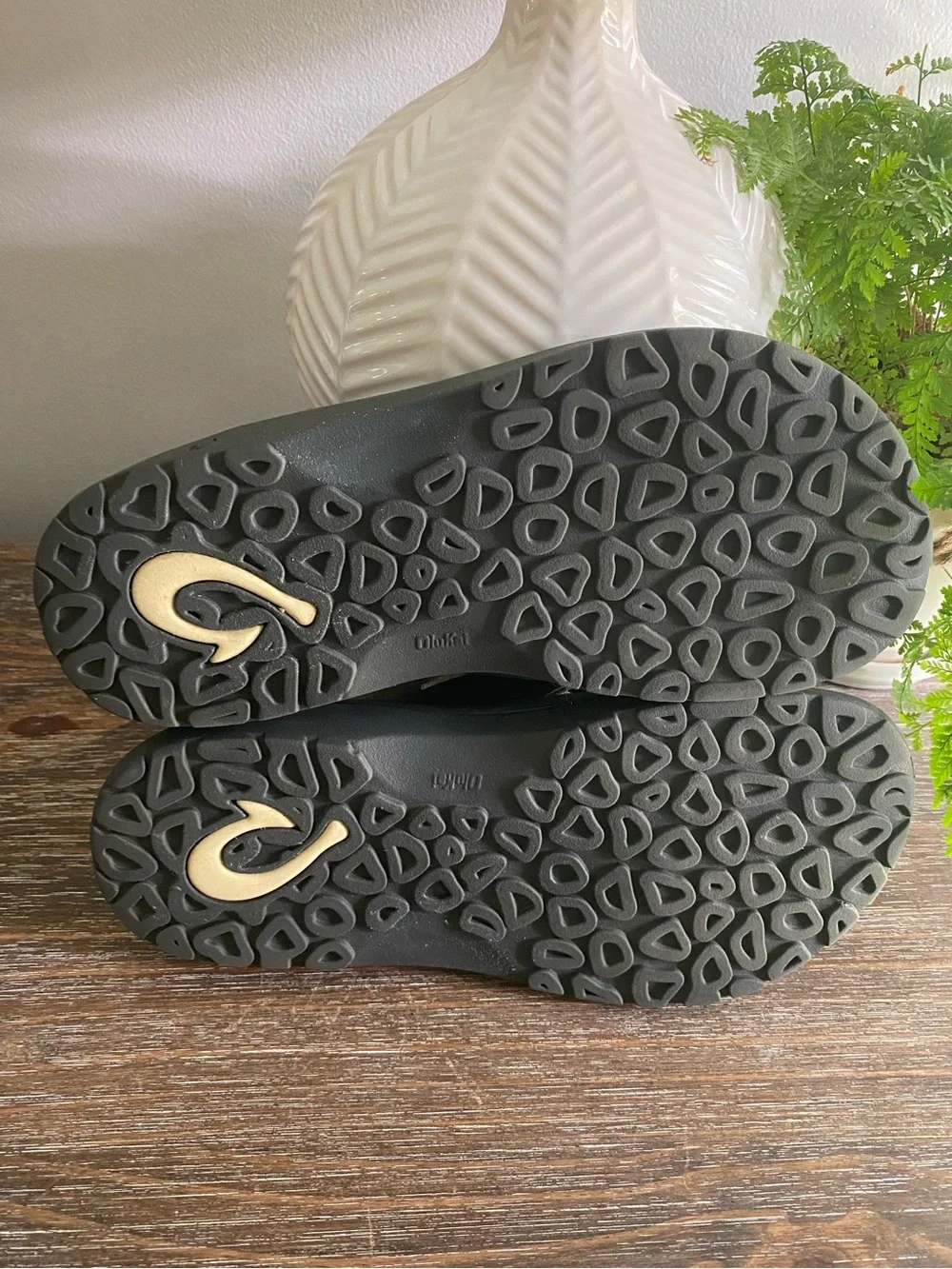 OluKai Mens Ohana Sandals Water Resistant Flip Flops Arch Support 8 Pavement